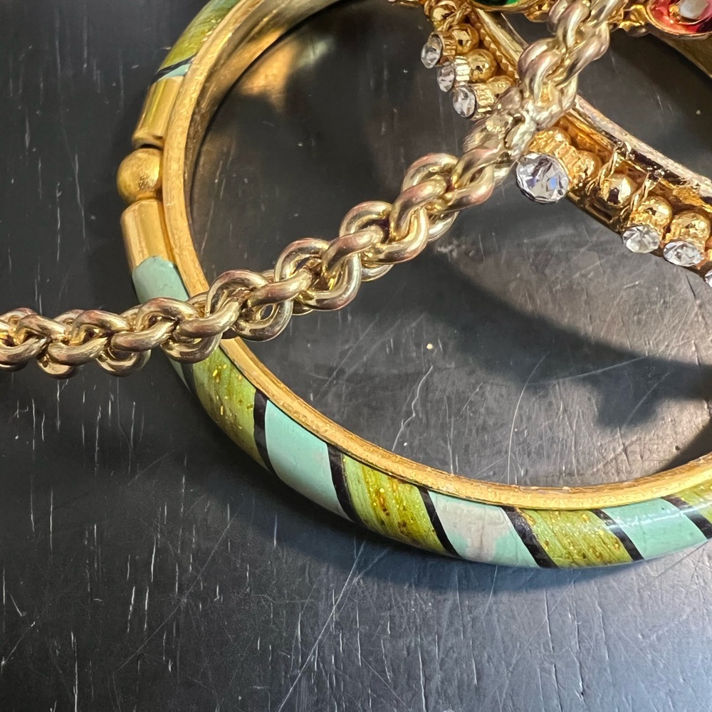 ONE PRE-OWNED SET OF FOUR BANGLE BRACELETS CTM4